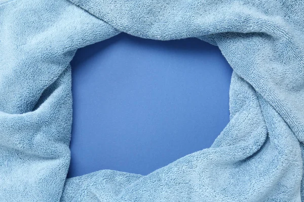 Рамка Мягкого Голубого Полотенца Цветном Фоне — стоковое фото