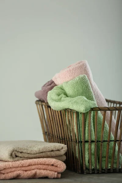 Basket Clean Towels Table Light Background — Stock Photo, Image