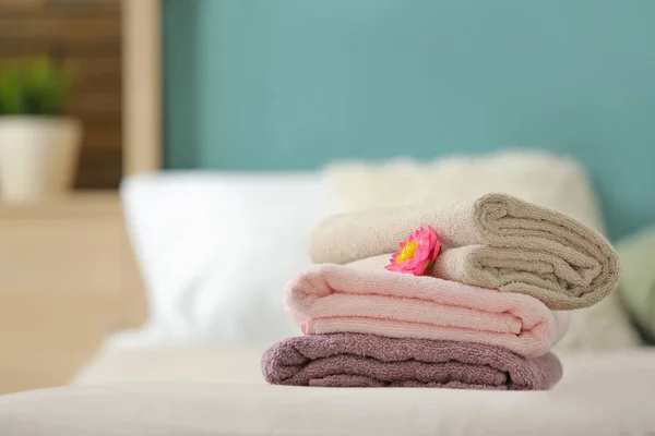 Clean Soft Towels Bed Room — Stock Photo, Image