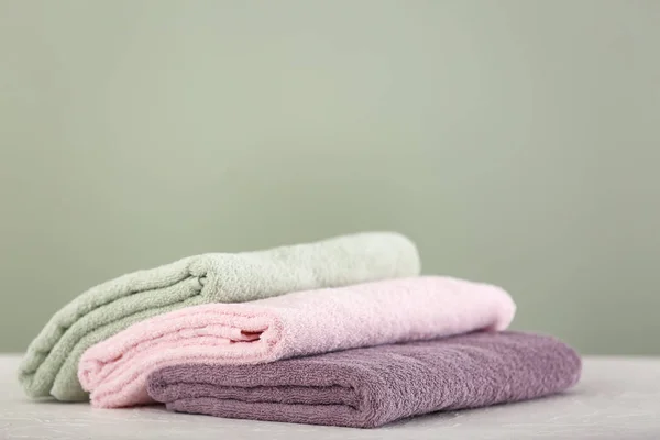 Clean Folded Towels Table Color Background — Stock Photo, Image