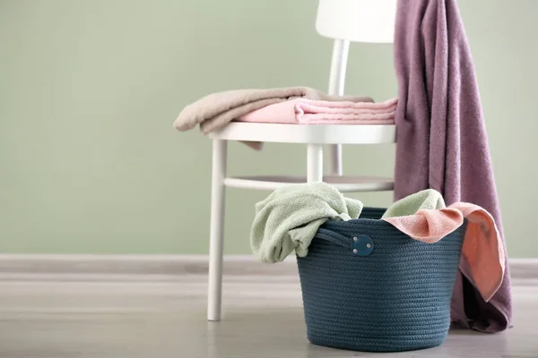 椅子上的脏毛巾和洗衣篮 — 图库照片