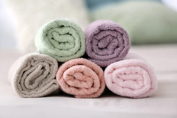 Czyste Ręczniki Walcowane Łóżku Pokoju — Zdjęcie stockowe