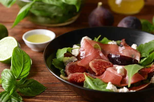 Placa Con Deliciosa Ensalada Higo Mesa Madera — Foto de Stock