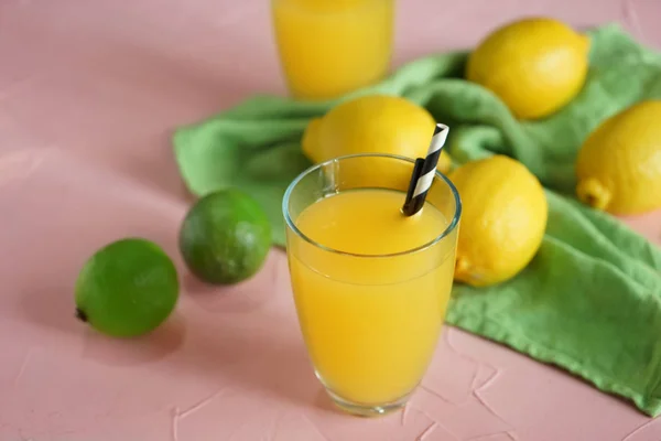 Verre Jus Citron Frais Sur Table Couleur — Photo