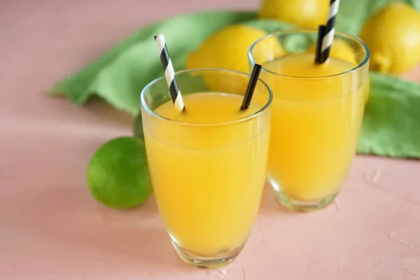 Glasses Fresh Lemon Juice Color Table — Stock Photo, Image