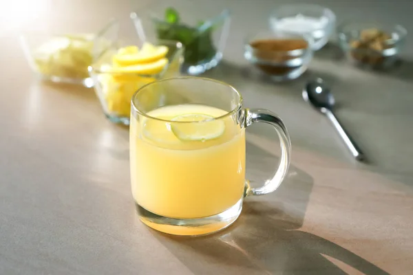 Copo Vidro Com Suco Limão Fresco Mesa — Fotografia de Stock