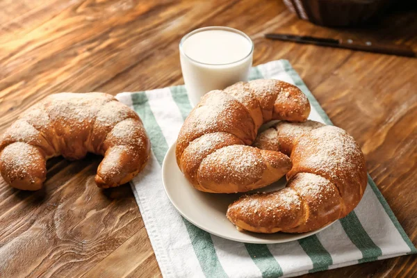 Lezzetli taze hilal rulolar ve süt ahşap tablo