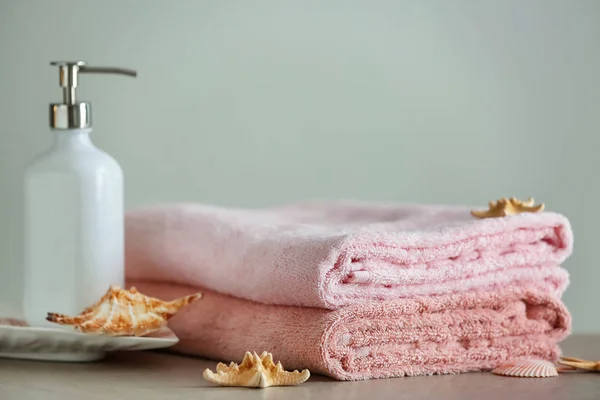 Clean Soft Towels Sea Shells Soap Dispenser Table — Stock Photo, Image