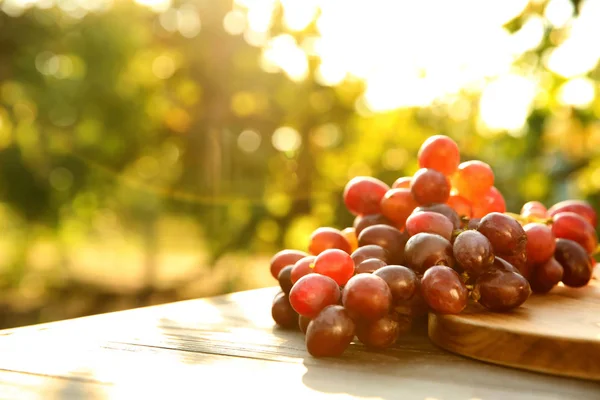 Verse Rijpe Sappige Druiven Houten Tafel Wijngaard — Stockfoto