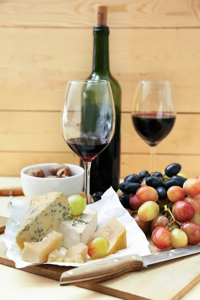 Ripe Juicy Grapes Cheese Red Wine Wooden Table — Stock Photo, Image