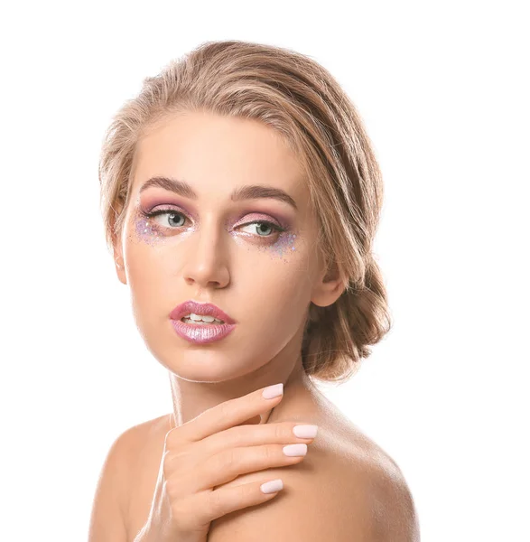Mujer Joven Con Hermoso Maquillaje Sobre Fondo Blanco — Foto de Stock