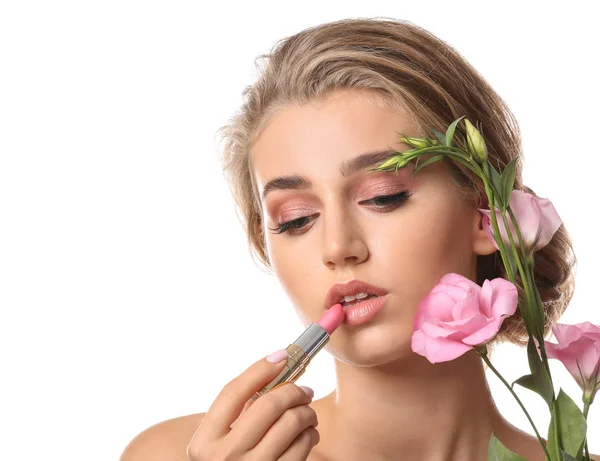 Schöne Junge Frau Mit Rosa Lippenstift Und Blumen Auf Weißem — Stockfoto
