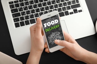 Cep telefonu sipariş gıda teslim online ofiste kullanan kadın