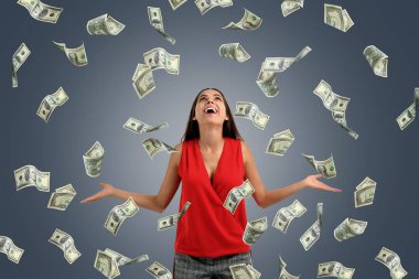 Düşen doları ile mutlu zengin kadın Lirası üstünde gri arka plan