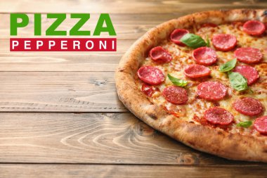 lezzetli biberli pizza ahşap tablo