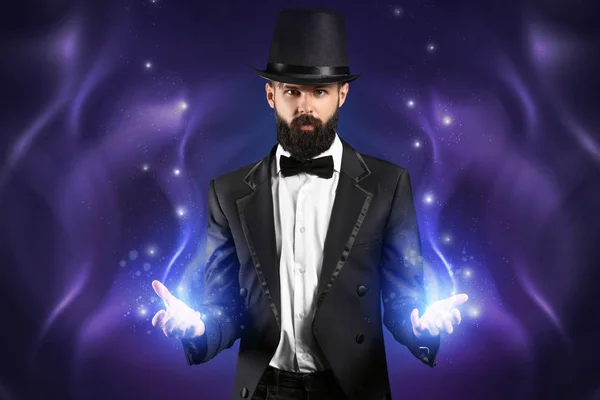 Mužské Kouzelník Ukazuje Triky Tmavém Pozadí — Stock fotografie