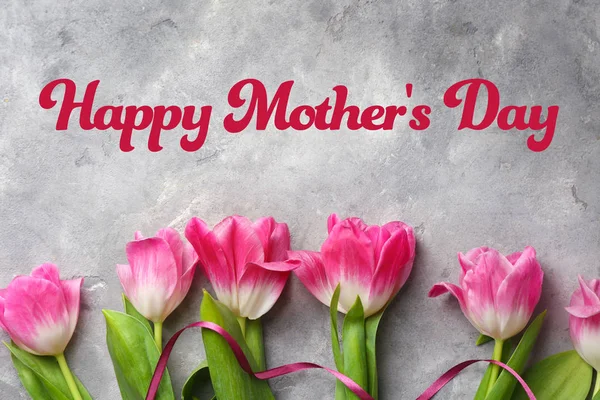 Hermosos Tulipanes Saludo Feliz Día Madre Sobre Fondo Texturizado Gris — Foto de Stock