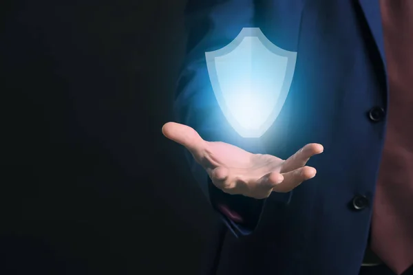 Geschäftsmann Mit Leuchtendem Schildsymbol Auf Dunklem Hintergrund Datensicherheitskonzept — Stockfoto