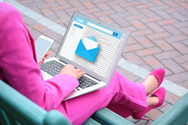 Jovem Empresária Com Laptop Verificando Mail Livre — Fotografia de Stock