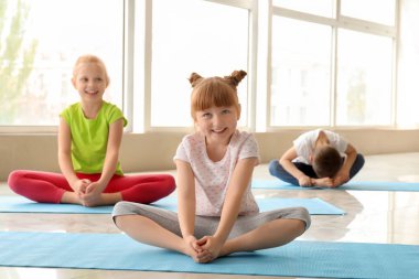 Küçük çocuklar kapalı Yoga uygulamak