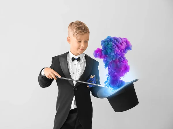 Lindo Mago Mostrando Truco Con Sombrero Sobre Fondo Blanco —  Fotos de Stock