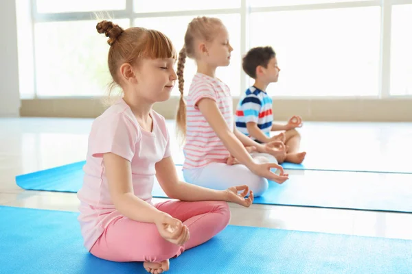 Petits Enfants Pratiquant Yoga Intérieur — Photo