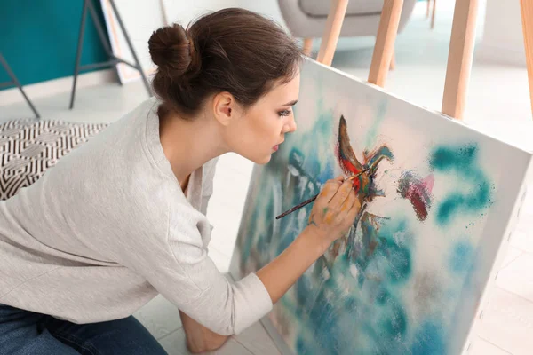 Artiste Féminine Peinture Tableau Dans Atelier — Photo