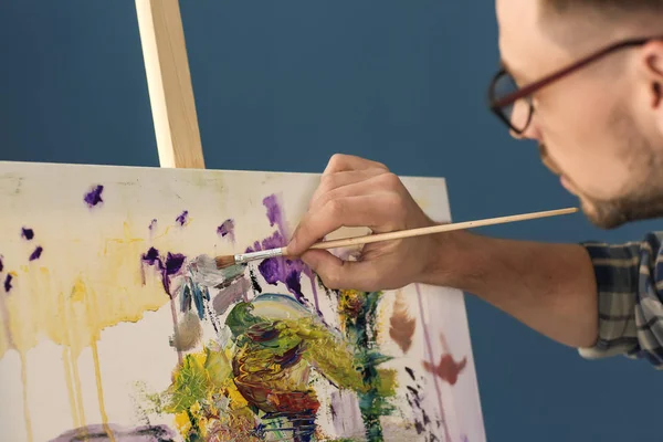 Artista Masculino Pintando Taller —  Fotos de Stock