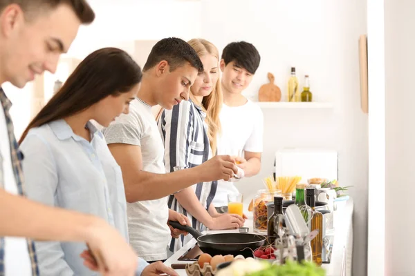 Freunde Kochen Gemeinsam Der Küche — Stockfoto