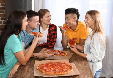 Gençler lezzetli pizza kapalı ile partide eğleniyor