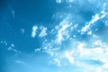 Bulutlu mavi gökyüzünün güzel manzarası