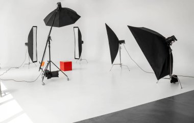Profesyonel ekipmanlı modern fotoğraf stüdyosunun içi.