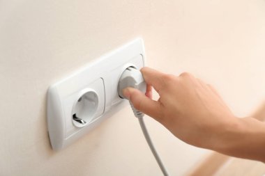 Kadın tak yuvadan dışarı almak. Elektrik kavramı kaydetme