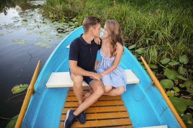 Romantik tarih bota sahip şirin genç çift