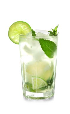 Beyaz arka planda bir bardak taze mojito.