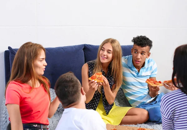 Ungdomar Som Har Roligt Fest Med Läcker Pizza Inomhus — Stockfoto