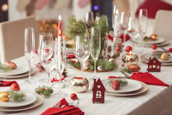 Elegante Mesa Con Velas Encendidas Decoraciones Navideñas —  Fotos de Stock