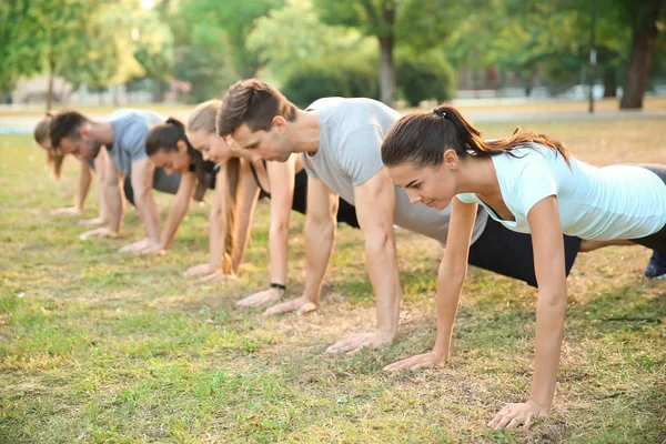 Groupe Sportifs Entraînant Dans Parc — Photo