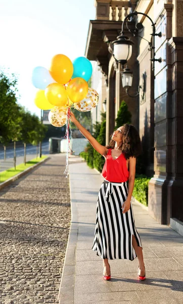 Hermosa Mujer Afroamericana Con Globos Aire Libre — Foto de Stock