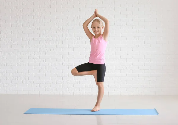 Gadis Kecil Berlatih Yoga Dalam Ruangan — Stok Foto
