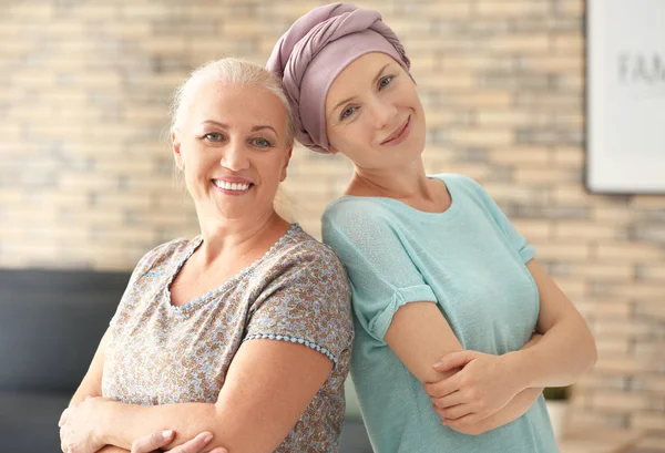 Madre Con Hija Después Quimioterapia Casa —  Fotos de Stock