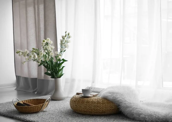 Cómodo Lugar Para Descansar Con Una Taza Libros Cerca Ventana —  Fotos de Stock