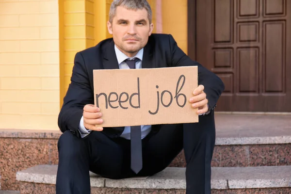 Empresário Demitido Segurando Pedaço Papelão Com Texto Necessário Job Enquanto — Fotografia de Stock