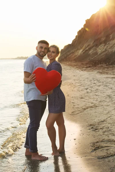 Cute Young Couple Red Heart Sea Shore — Stock Photo, Image