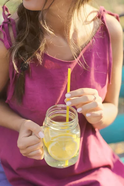 Молода Жінка Каменем Свіжого Лимонаду Відкритому Повітрі — стокове фото