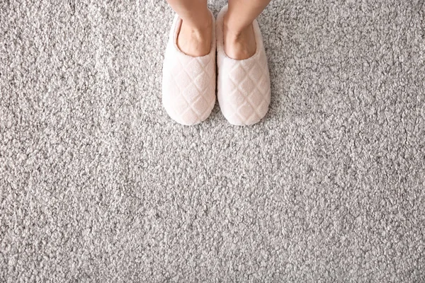 Mujer Zapatillas Pie Sobre Alfombra —  Fotos de Stock