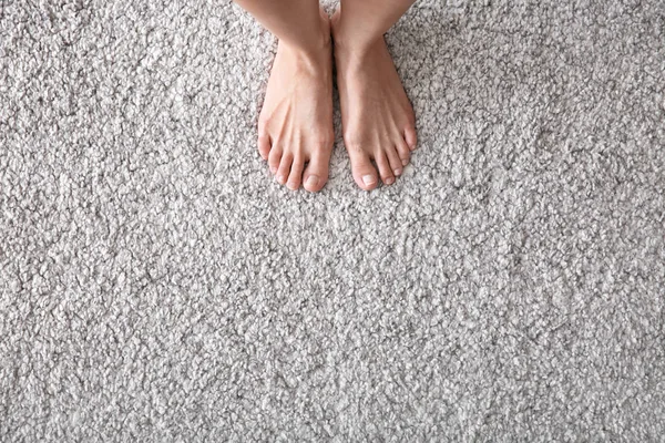 站在地毯上的赤脚妇女 — 图库照片