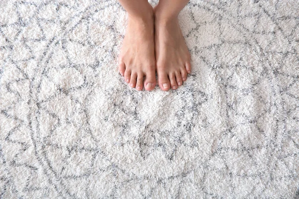 Barefoot Woman Standing Carpet — Stock Photo, Image
