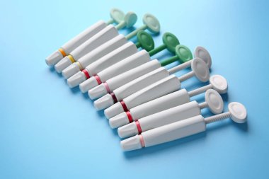 Şırınga çimento renk arka plan üzerinde lökünleme reçine