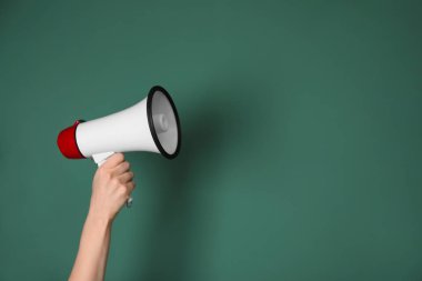 Megafon renk arka plan üzerinde tutan kadın